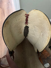 Load image into Gallery viewer, 15” American Saddlery Round Skirt Western Saddle