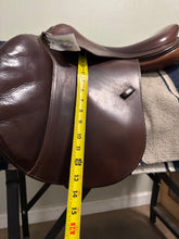 Load image into Gallery viewer, 17.5” Devoucoux Biarritz 2A Jump Saddle