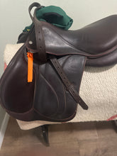 Load image into Gallery viewer, 17” Devoucoux Biarritz English Jump Saddle
