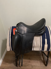 Load image into Gallery viewer, 17” Equipe Monoflap Dressage Saddle