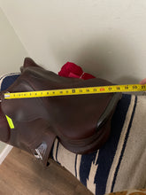 Load image into Gallery viewer, 18” CWD 2GS English Jump Saddle