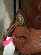 Load image into Gallery viewer, 15” Roping Western Saddle