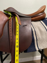 Load image into Gallery viewer, 18” Devoucoux Oreka English Saddle