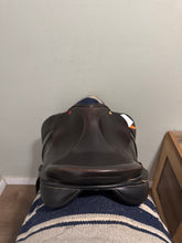 Load image into Gallery viewer, 17.5” Albion Legend 5000 Dressage Saddle