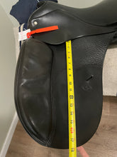 Load image into Gallery viewer, 17.5” Schleese Dressage Saddle