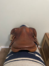 Load image into Gallery viewer, 17.5” Devoucoux Bairritz Jump Saddle