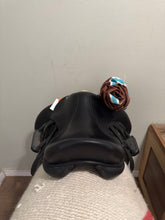 Load image into Gallery viewer, 17.5” Voltaire  Adelaide Monoflap Dressage Saddle