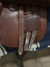 Load image into Gallery viewer, 16.5” Pessoa Rodrigo English Saddle
