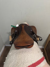 Load image into Gallery viewer, 16.5” Courbette AP English Saddle