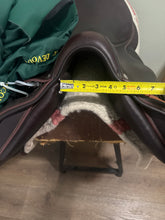 Load image into Gallery viewer, 17” Devoucoux Biarritz English Jump Saddle