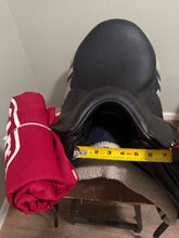 Load image into Gallery viewer, 17” Blk CWD Monoflap SE08 Dressage Saddle 2014