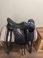 Load image into Gallery viewer, 17” Antares Cadence Monoflap 2005 Dressage Saddle