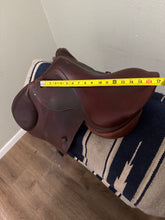 Load image into Gallery viewer, 17” CWD SE02 2009 Jump Saddle