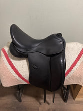 Load image into Gallery viewer, 18” Sattlerei Dresch Dressage Saddle