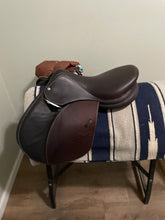 Load image into Gallery viewer, 17.5” Voltaire Palm Beach Jump Saddle