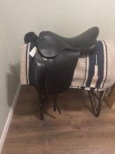 Load image into Gallery viewer, 17.5&quot; County AP Adjustable Dressage Saddle