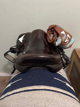Load image into Gallery viewer, 17” Voltaire Stuttgart Jump Saddle