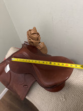 Load image into Gallery viewer, 17.5 Pessoa Heritage Jump Saddle