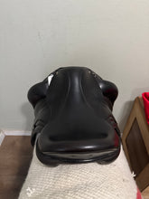 Load image into Gallery viewer, 17.5” Equipe Viktoria Monoflap Dressage Saddle