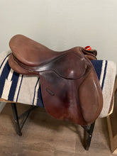 Load image into Gallery viewer, 17” Bates Adjustable Jump Saddle