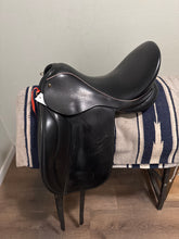 Load image into Gallery viewer, 17.5” JRD Bella Dressage Saddle