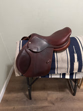 Load image into Gallery viewer, 17” CWD SE02 2009 Jump Saddle