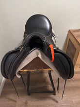 Load image into Gallery viewer, 17.5” JRD Bella Dressage Saddle