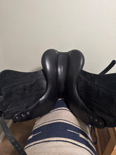 Load image into Gallery viewer, 17” Blk CWD Monoflap SE08 Dressage Saddle 2014