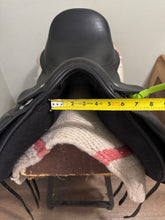 Load image into Gallery viewer, 18” XW Frank Baines Monoflap Dressage Saddle