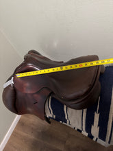 Load image into Gallery viewer, 19” Lariche Event Saddle