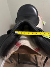 Load image into Gallery viewer, 18" Cardhu Monoflap Dressage Saddle