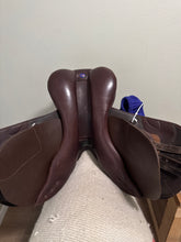 Load image into Gallery viewer, 17” Bates Adjustable Jump English Saddle