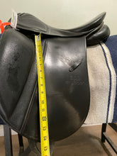 Load image into Gallery viewer, 17” Stubben Scandica Dressage Saddle
