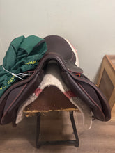 Load image into Gallery viewer, 17” Devoucoux Biarritz English Jump Saddle