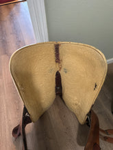 Load image into Gallery viewer, 16” Circle Y Western Saddle