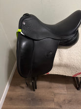 Load image into Gallery viewer, 18” Sattlerei Dresch Dressage Saddle