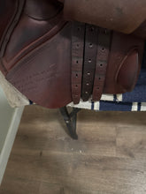 Load image into Gallery viewer, 17” CWD SE02 2009 Jump Saddle