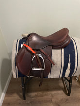 Load image into Gallery viewer, 17” Pessoa Jump Saddle