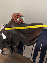 Load image into Gallery viewer, 17” Voltaire Stuttgart Jump Saddle