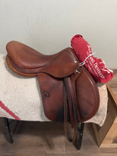 Load image into Gallery viewer, 17.5” Devoucoux Biarritz Jump English Saddle