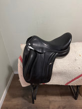 Load image into Gallery viewer, 17.5” Equipe Viktoria Monoflap Dressage Saddle
