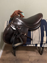 Load image into Gallery viewer, 17” Voltaire Stuttgart Jump Saddle