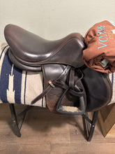 Load image into Gallery viewer, 17” Voltaire Stuttgart Jump Saddle