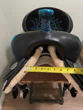 Load image into Gallery viewer, 16.5” Black High Horse Barrel Saddle
