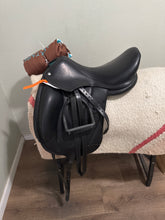 Load image into Gallery viewer, 17.5” Voltaire  Adelaide Monoflap Dressage Saddle