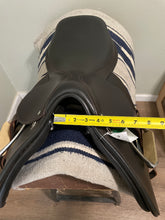 Load image into Gallery viewer, 16.5” Barnsby Pegasus Jump Saddle