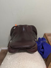 Load image into Gallery viewer, 17” Bates Adjustable Jump English Saddle