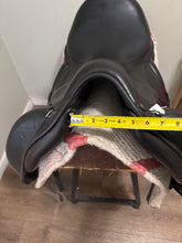 Load image into Gallery viewer, 17.5” Equipe Viktoria Monoflap Dressage Saddle