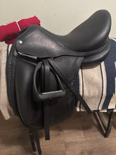 Load image into Gallery viewer, 17” Blk CWD Monoflap SE08 Dressage Saddle 2014