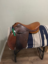 Load image into Gallery viewer, 16” Beval AP English Saddle